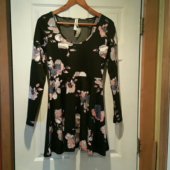 Women's dress. - Picture 1 of 3